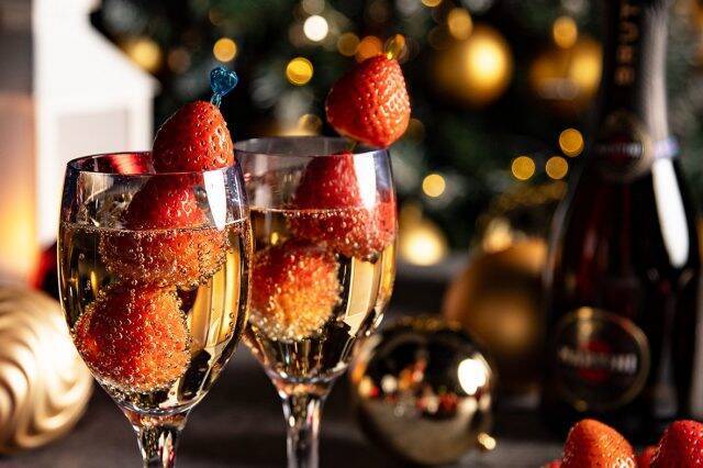クリスマスデートは香り高いストロベリースパークリングで乾杯。大切な人と楽しみたい地上170ｍの特別な夜