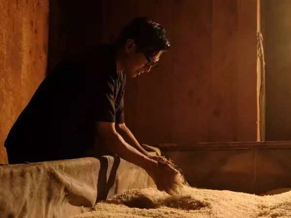 「石垣島｜老舗蔵元「池原酒造」がNOT A HOTELとコラボレーション。唯一無二のオリジナル泡盛が誕生」の画像