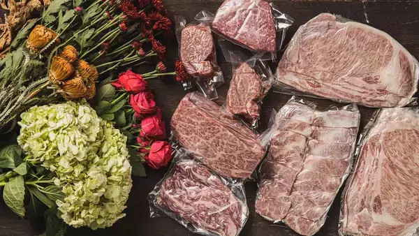 「国産黒毛和牛と季節の花が毎月届く！肉と花のサブスク「BEEFLOWER」オープン」の画像