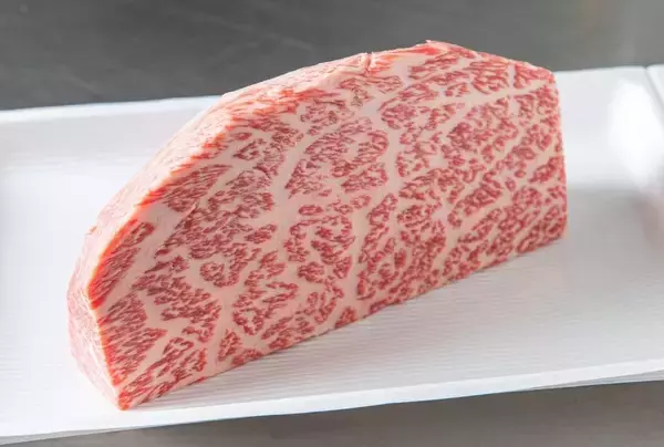 「国産黒毛和牛と季節の花が毎月届く！肉と花のサブスク「BEEFLOWER」オープン」の画像