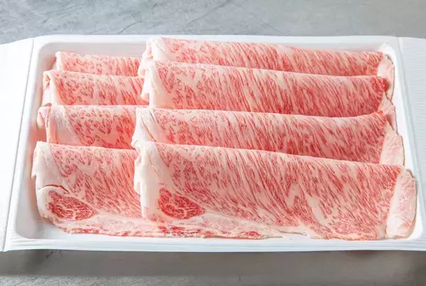 「国産黒毛和牛と季節の花が毎月届く！肉と花のサブスク「BEEFLOWER」オープン」の画像