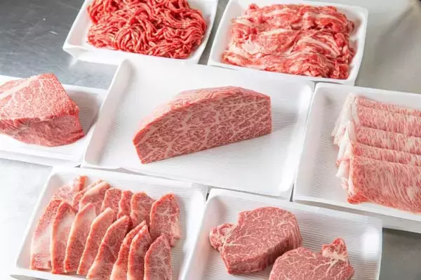 「国産黒毛和牛と季節の花が毎月届く！肉と花のサブスク「BEEFLOWER」オープン」の画像