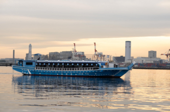 水上で炭火焼きを贅沢に堪能しよう。うし松×屋形船平井が打ち出す高級屋形船「IZANAGI」