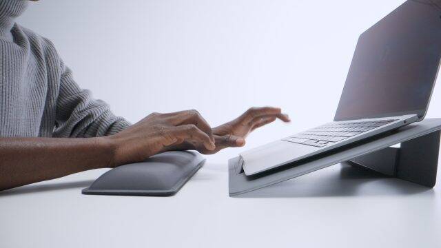 移動中に膝上で快適にワーク。ノートパソコンスタンド「MAGNO」が東京＆大阪の体験型ストアに登場