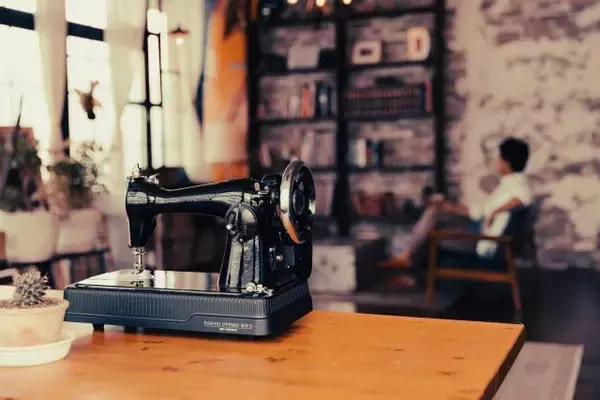 オシャレ感度の高い男性に向けて作られたミシン。レザーも縫える「TOKYO OTOKOミシン」