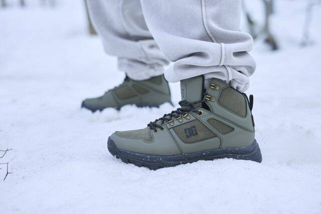 防水・防滑・保温機能を備えた「GLAZE」のスニーカーブーツは街歩きからアウトドアまで活躍