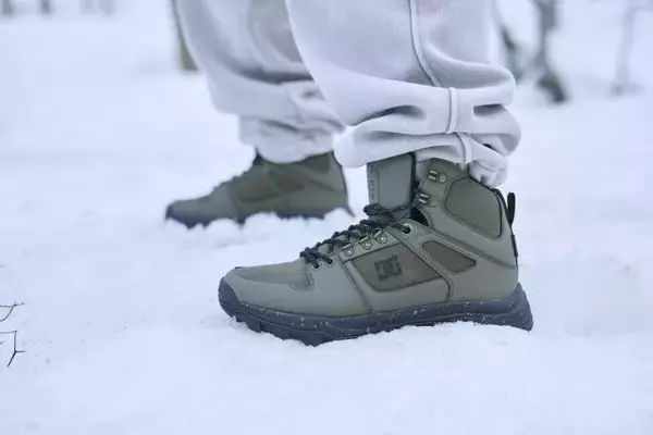 「防水・防滑・保温機能を備えた「GLAZE」のスニーカーブーツは街歩きからアウトドアまで活躍」の画像