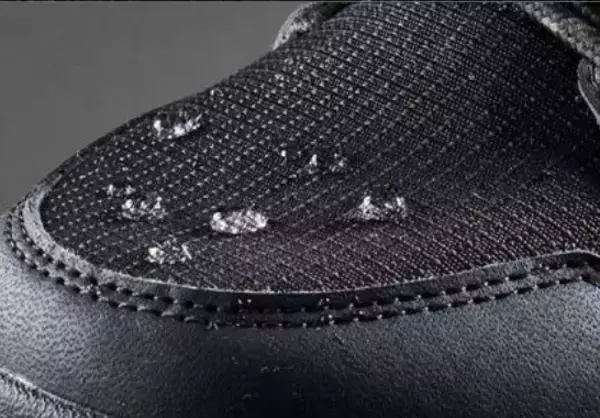 「防水・防滑・保温機能を備えた「GLAZE」のスニーカーブーツは街歩きからアウトドアまで活躍」の画像