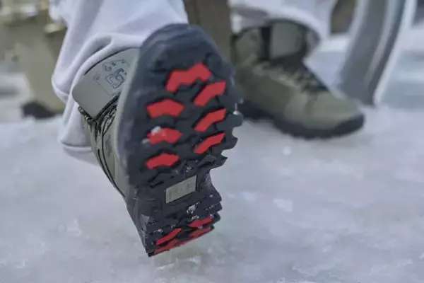 「防水・防滑・保温機能を備えた「GLAZE」のスニーカーブーツは街歩きからアウトドアまで活躍」の画像