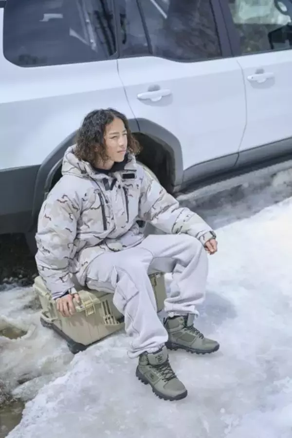 「防水・防滑・保温機能を備えた「GLAZE」のスニーカーブーツは街歩きからアウトドアまで活躍」の画像