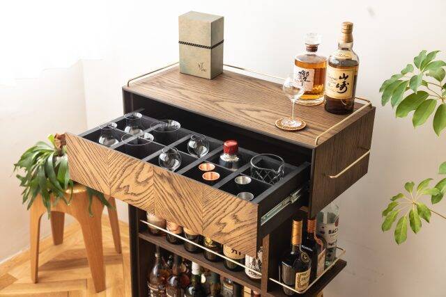 ウイスキーボトルを最大42本収納可能。本格的なバー空間を作る  