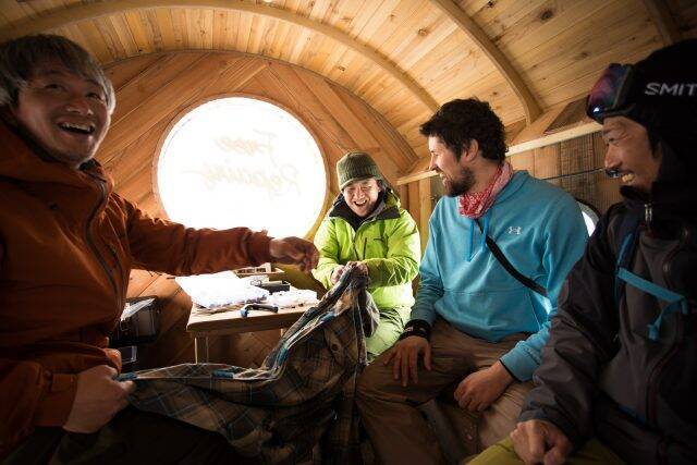 東北エリア・7スキー場で開催｜パタゴニア縫製スタッフがスノーウェアを修理する旅