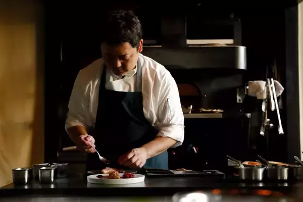 「沖縄のリゾートホテルの離れで“ぬちぐすい”な食体験ができる14席の特等席「MOSS okinawa」がオープン！」の画像