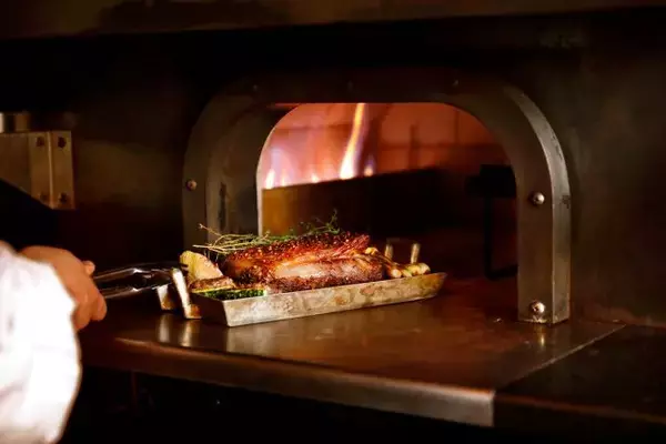 「沖縄のリゾートホテルの離れで“ぬちぐすい”な食体験ができる14席の特等席「MOSS okinawa」がオープン！」の画像