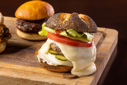 「グランド ハイアット 東京」で味わう、本場アメリカの製法を再現したハンバーガー