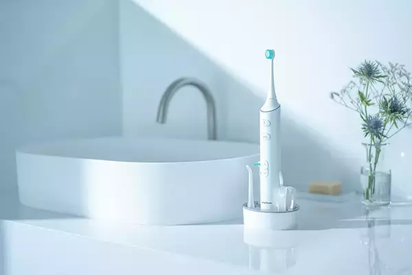 忙しいビジネスパーソン必見！ 1台ですべての汚れを落とす新世代の電動歯ブラシ「Water Sonic」