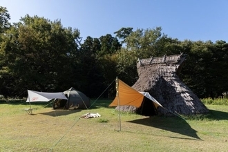 縄文文化を体験！新潟県・糸魚川「長者ヶ原遺跡公園」の竪穴住居にテント泊する「縄文キャンプ」