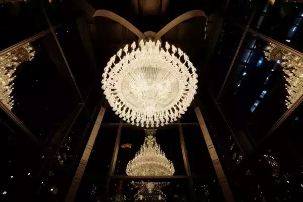 「シャンデリアの輝き｜恵比寿ガーデンプレイス恒例の「Baccarat ETERNAL LIGHTS ー歓びのかたちー」開催」の画像