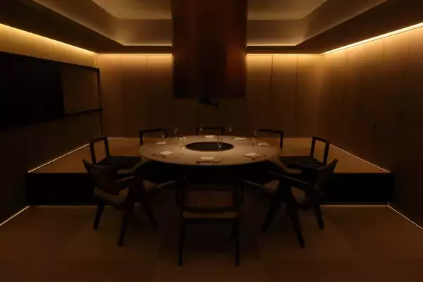 東京・西麻布｜スタイリッシュな囲炉裏が目を引く。完全個室のプライベートレストラン「徒然」