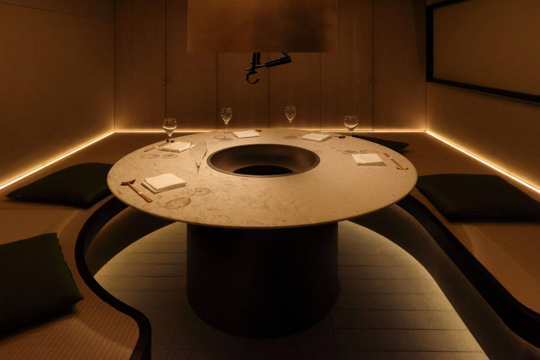 東京・西麻布｜スタイリッシュな囲炉裏が目を引く。完全個室のプライベートレストラン「徒然」