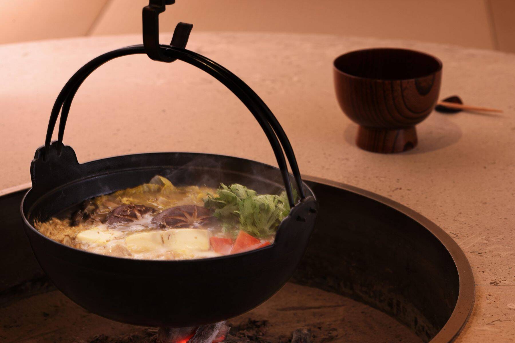 東京・西麻布｜スタイリッシュな囲炉裏が目を引く。完全個室のプライベートレストラン「徒然」