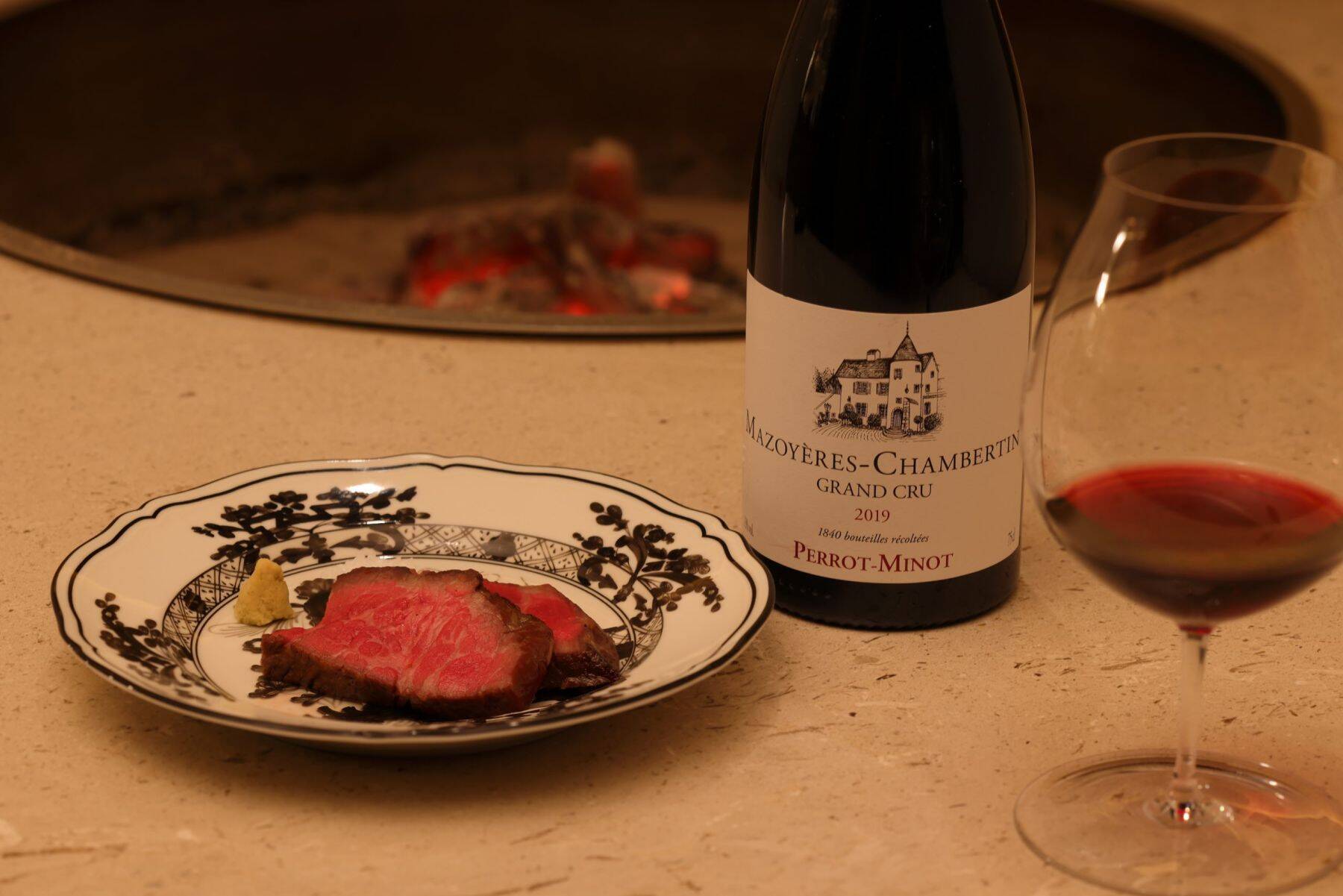 東京・西麻布｜スタイリッシュな囲炉裏が目を引く。完全個室のプライベートレストラン「徒然」