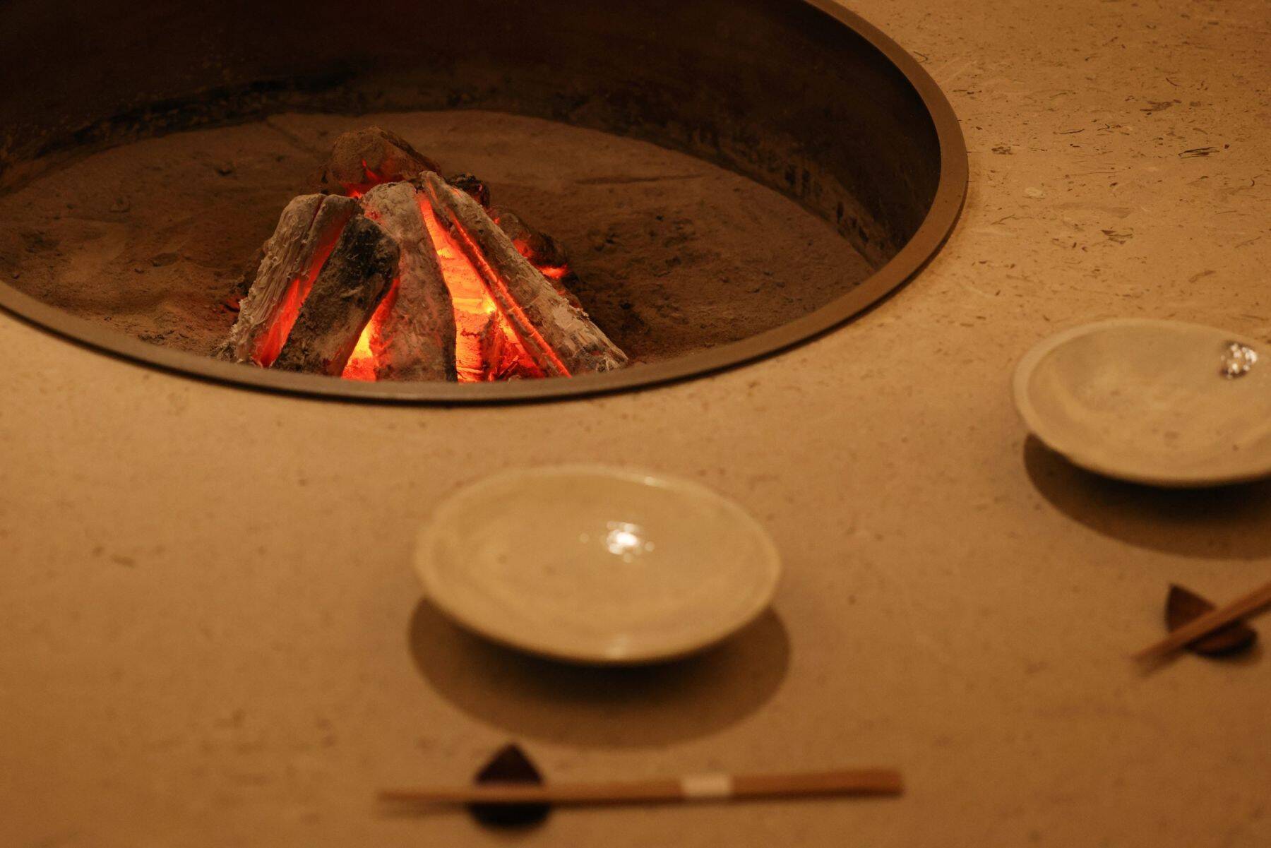 東京・西麻布｜スタイリッシュな囲炉裏が目を引く。完全個室のプライベートレストラン「徒然」