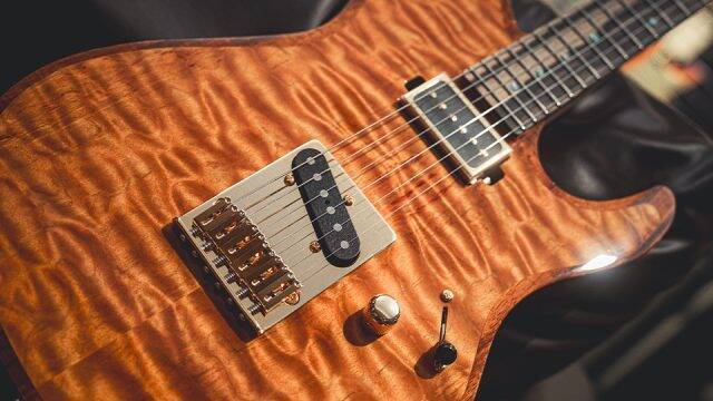 江戸後期創業の老舗「三木楽器」から、200周年記念に制作した4機種の新しいエレキギターが登場！