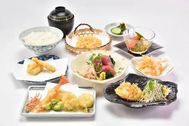 鮎・たけのこ・桜海老・白海老など初夏の天ぷらを食す。「新宿つな八」の薫風シリーズ7種
