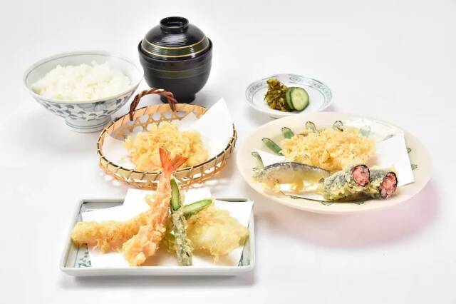 鮎・たけのこ・桜海老・白海老など初夏の天ぷらを食す。「新宿つな八」の薫風シリーズ7種