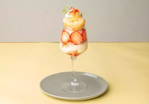 「“チーズ×フルーツ”の春スイーツ！CheeseTableの桃と苺のパフェ＆飲めるチーズケーキ」の画像