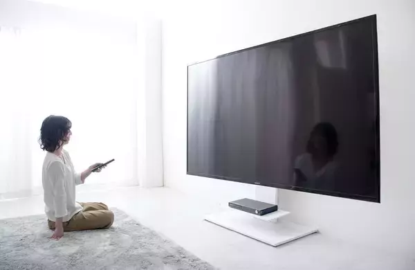省スペース設置で大型テレビをスマートに演出！ 90インチ対応のテレビ 