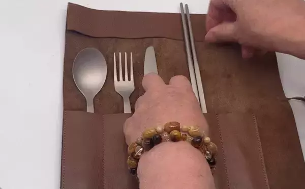 「純国産の牛革製ケース入り、アウトドアで大活躍する“チタン製カラトリーセット”」の画像