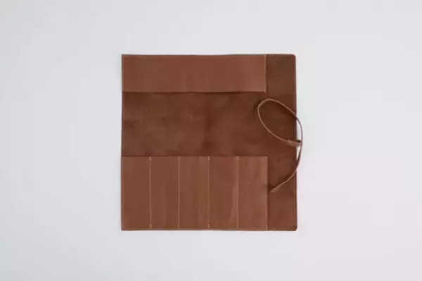 「純国産の牛革製ケース入り、アウトドアで大活躍する“チタン製カラトリーセット”」の画像