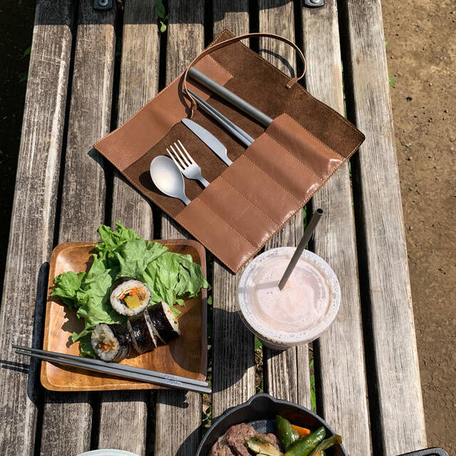 純国産の牛革製ケース入り、アウトドアで大活躍する“チタン製カラトリーセット”