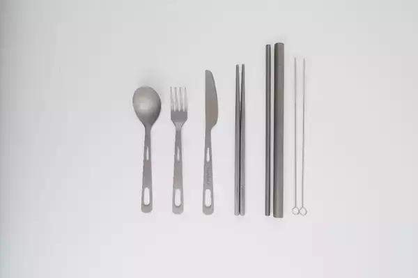 「純国産の牛革製ケース入り、アウトドアで大活躍する“チタン製カラトリーセット”」の画像