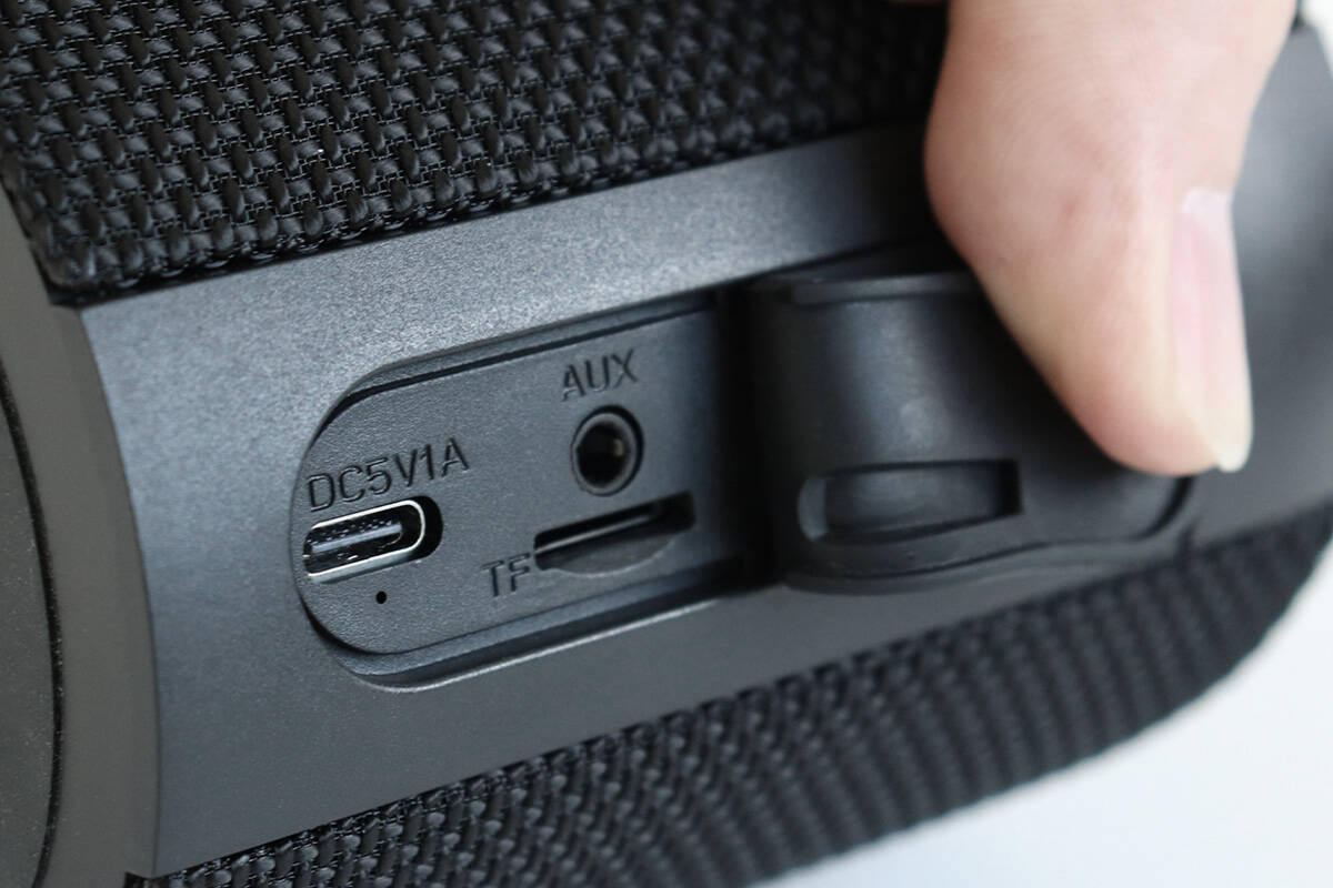 強力な磁石を内蔵。パカッと2つに分離できるポータブルスピーカー「MaGdget Dual Speaker」