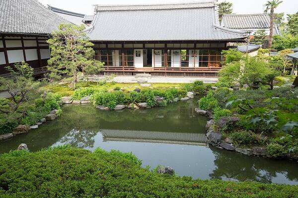 京都の両足院で盆栽「TRADMAN’S BONSAI」の展覧会開催。ランドローバーに着想を得た美と技が息づく