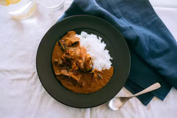 休日課長氏が全面監修した冷凍良食「なすとしめじのご馳走チキンカレー」