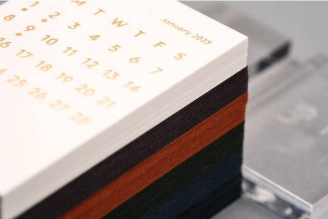 【2023年版】シックな6色展開とミニマルサイズが魅力の卓上カレンダー「CLARA（クララ）2023」