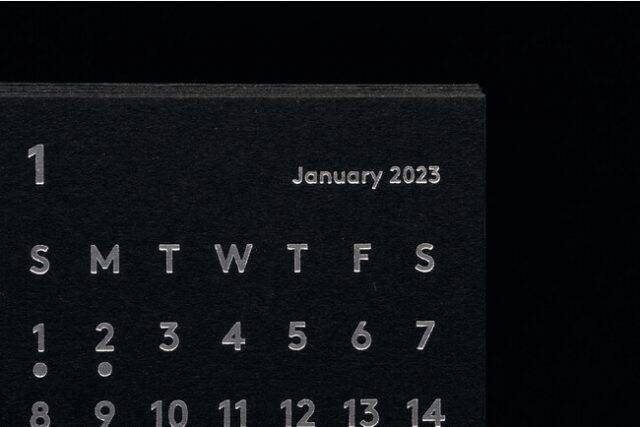 【2023年版】シックな6色展開とミニマルサイズが魅力の卓上カレンダー「CLARA（クララ）2023」