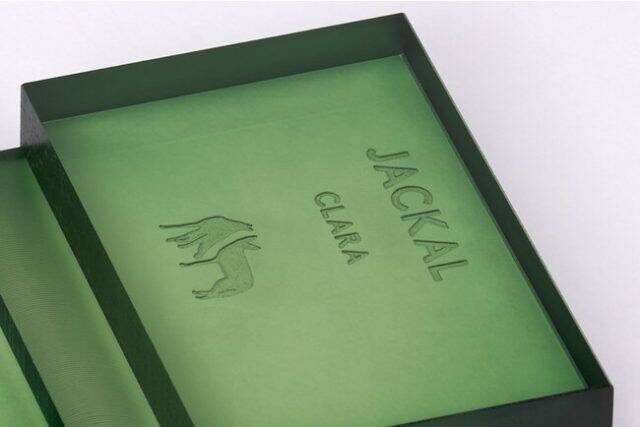 【2023年版】シックな6色展開とミニマルサイズが魅力の卓上カレンダー「CLARA（クララ）2023」