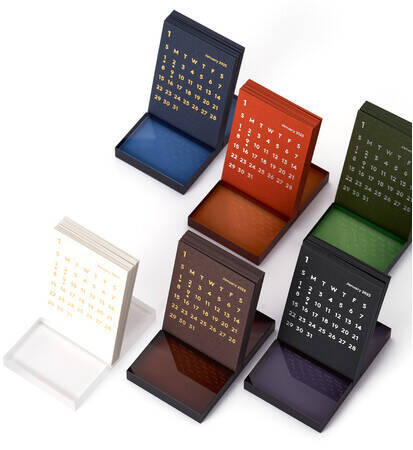 【2023年版】シックな6色展開とミニマルサイズが魅力の卓上カレンダー「CLARA（クララ）2023」