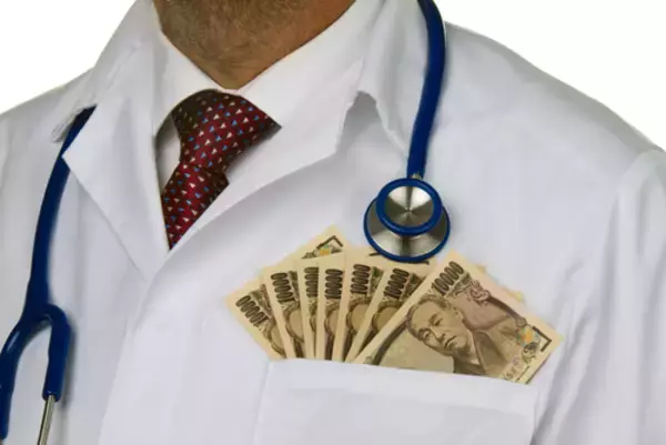 医者が嘘の診断で数千人から治療費を詐取…どんな罰則が？