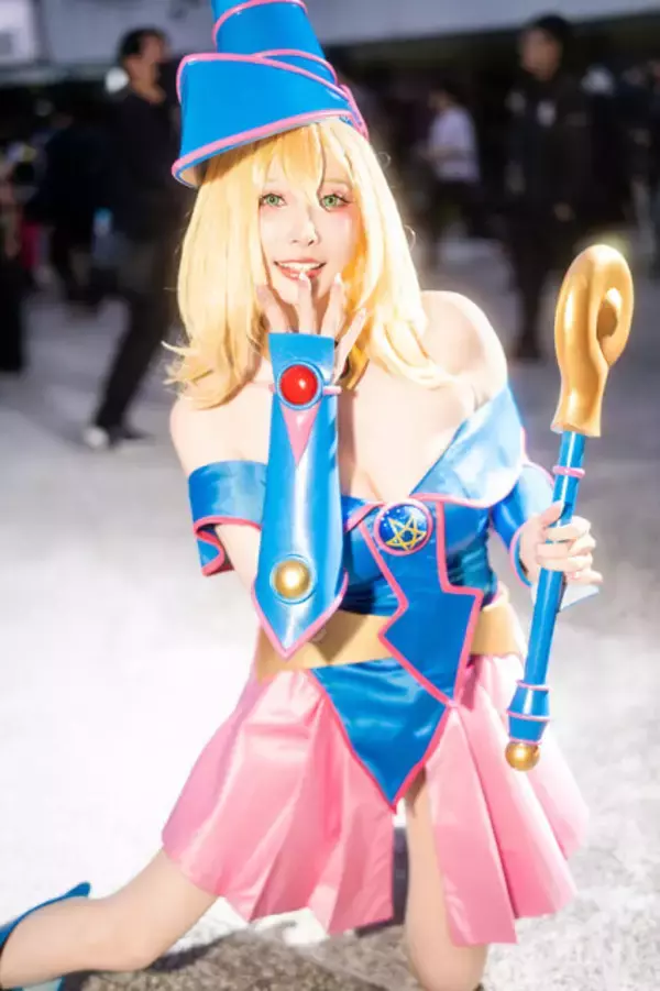 「【コスプレ】台湾のブラマジガールのウインクが可愛い！体のラインがくっきり出る衣装も美スタイルで着こなす【写真7枚】」の画像