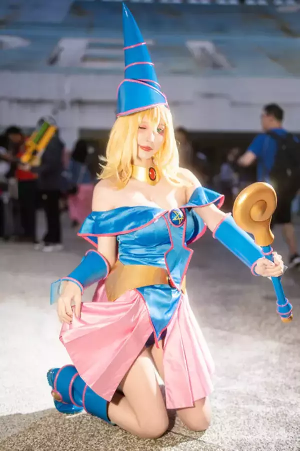 「【コスプレ】台湾のブラマジガールのウインクが可愛い！体のラインがくっきり出る衣装も美スタイルで着こなす【写真7枚】」の画像