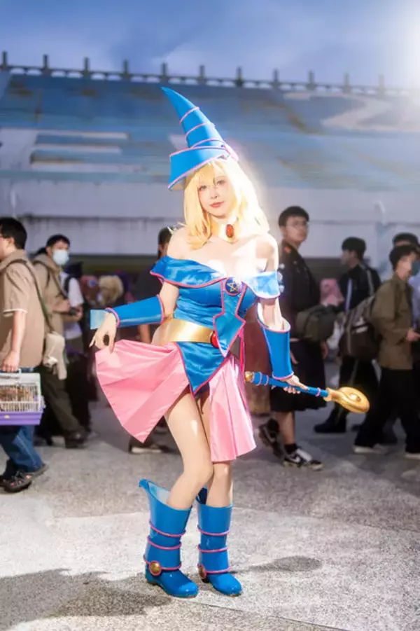 「【コスプレ】台湾のブラマジガールのウインクが可愛い！体のラインがくっきり出る衣装も美スタイルで着こなす【写真7枚】」の画像