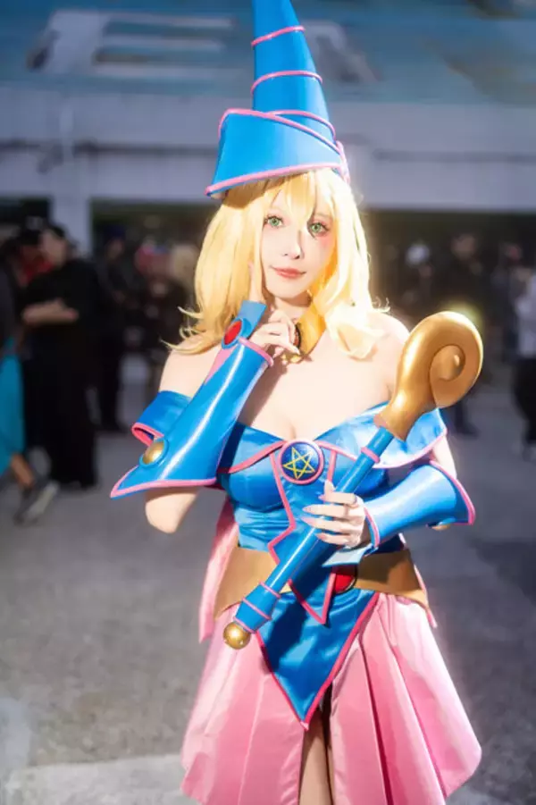 「【コスプレ】台湾のブラマジガールのウインクが可愛い！体のラインがくっきり出る衣装も美スタイルで着こなす【写真7枚】」の画像