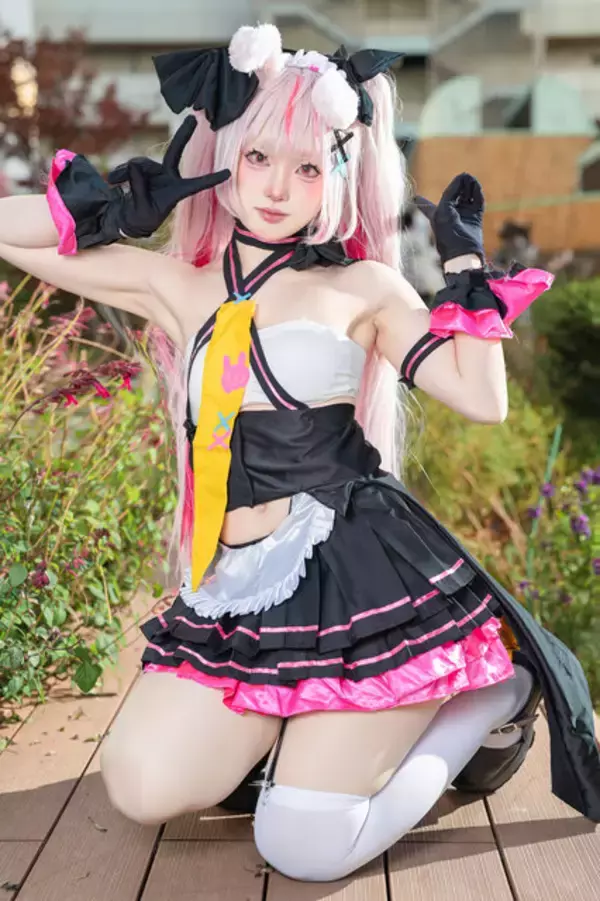 「【コスプレ】ウサ耳にちらりと見えるおへそがキュート！ミニスカで元気いっぱいのVTuber「兎鞠まり」の美女レイヤーが可愛い【写真9枚】」の画像