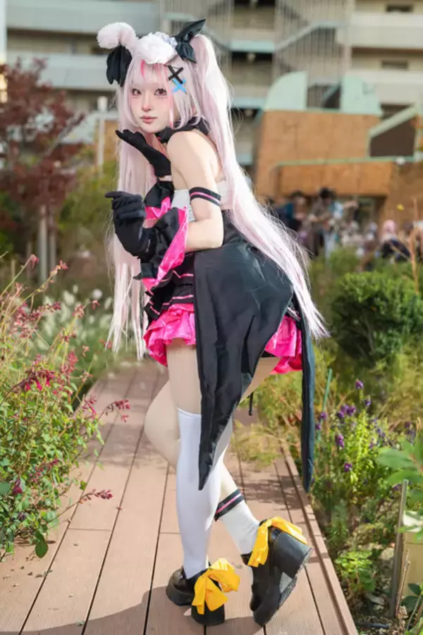 「【コスプレ】ウサ耳にちらりと見えるおへそがキュート！ミニスカで元気いっぱいのVTuber「兎鞠まり」の美女レイヤーが可愛い【写真9枚】」の画像